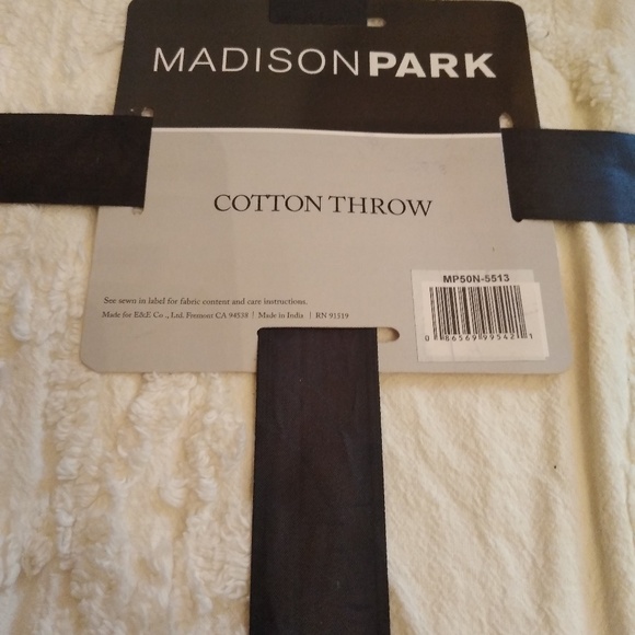 Madison Park 100% Cotton Tufted Throw. 50" × 60" - Picture 7 of 7